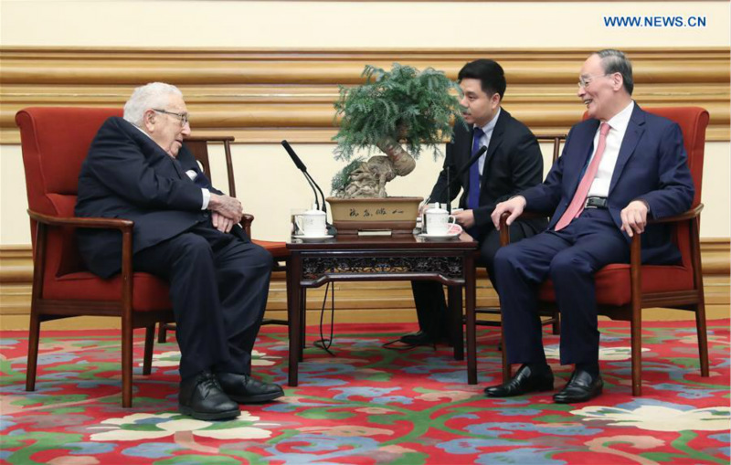 Le vice-président chinois rencontre Henry Kissinger