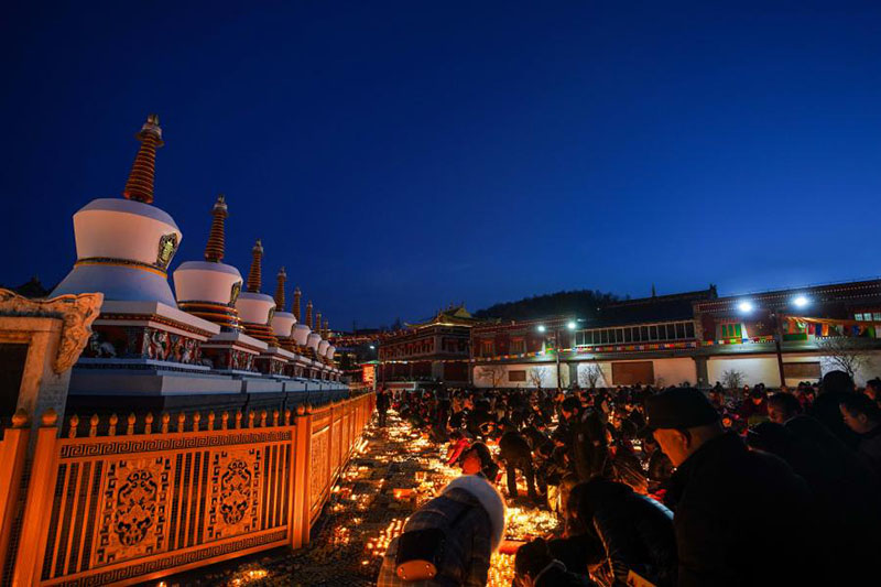 Qinghai : le Festival des Lampes à Beurre illumine une nouvelle année