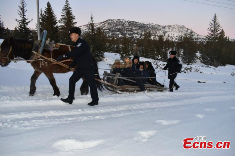 Dans le Xinjiang, un tra?neau tiré par un cheval aide les élèves à aller et revenir de l'école