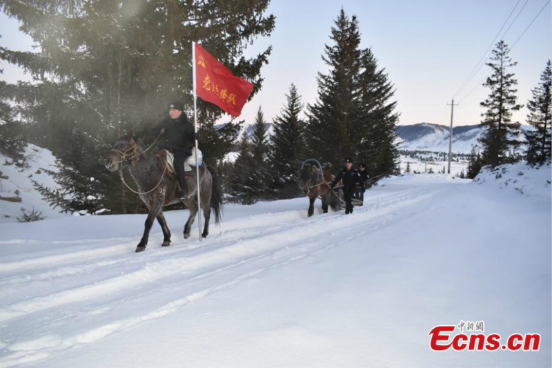 Dans le Xinjiang, un tra?neau tiré par un cheval aide les élèves à aller et revenir de l'école