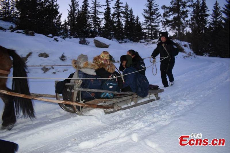 Dans le Xinjiang, un tra?neau tiré par un cheval aide les élèves à aller et revenir de l'école