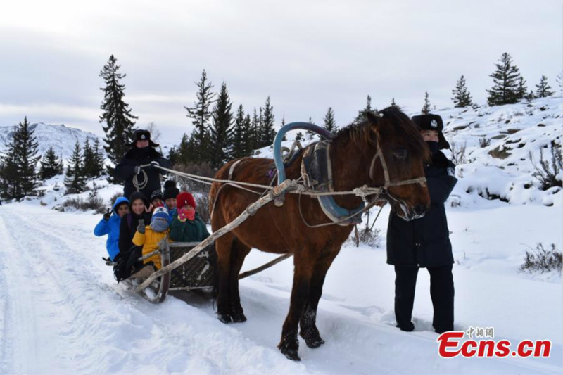 Dans le Xinjiang, un tra?neau tiré par un cheval aide les élèves à aller et revenir de l'école