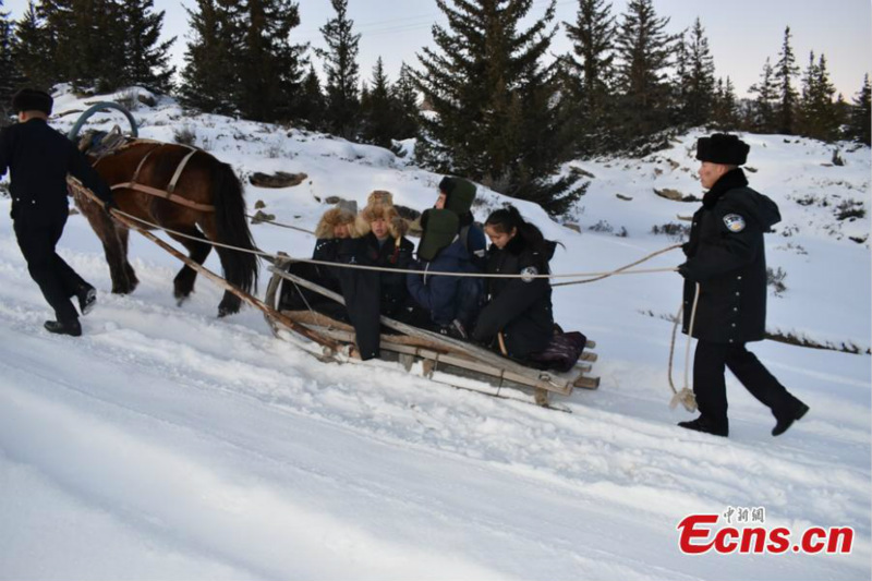 Dans le Xinjiang, un tra?neau tiré par un cheval aide les élèves à aller et revenir de l'école