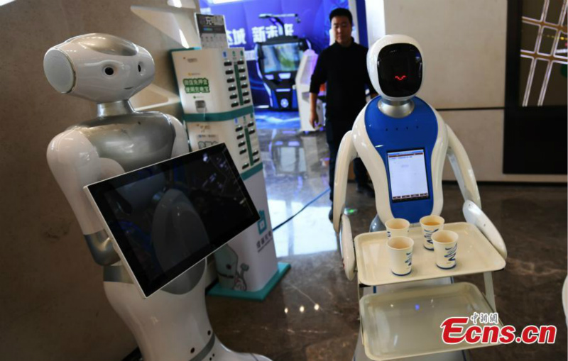 Plus de 100 robots exposés dans une exposition dans le Gansu