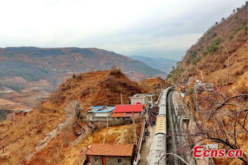 Le train à l'ancienne reste essentiel pour les étudiants du Sichuan