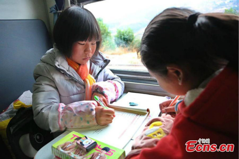 Le train à l'ancienne reste essentiel pour les étudiants du Sichuan