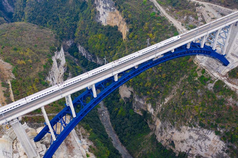 Essai de fonctionnement d'un train à grande vitesse sur la ligne ferroviaire Chengdu-Guiyang