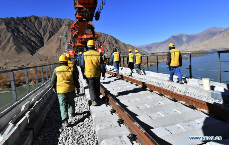 Fin des travaux de pose de rails pour un pont de 4 615 mètres de long au-dessus du Yarlung Zangbo