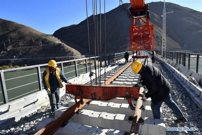 Fin des travaux de pose de rails pour un pont de 4 615 mètres de long au-dessus du Yarlung Zangbo