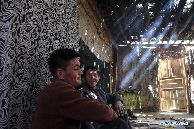 Xinjiang : des familles démunies déménagent dans leur nouvelle maison