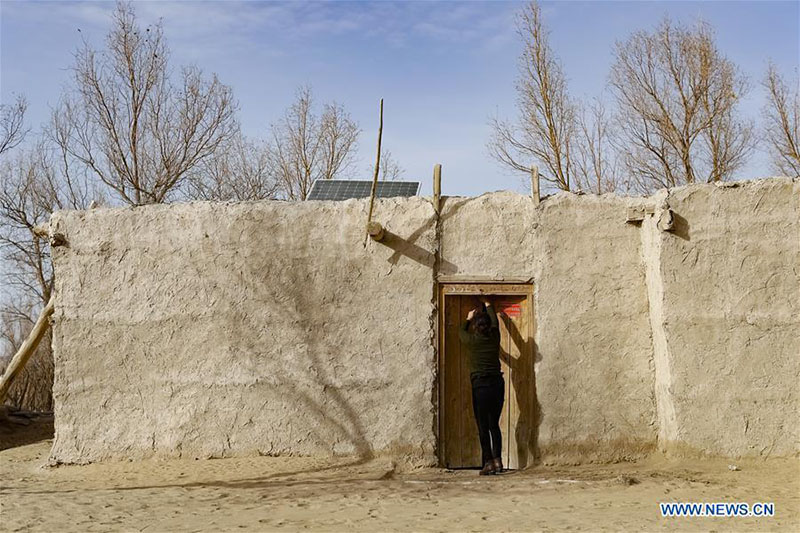 Xinjiang : des familles démunies déménagent dans leur nouvelle maison