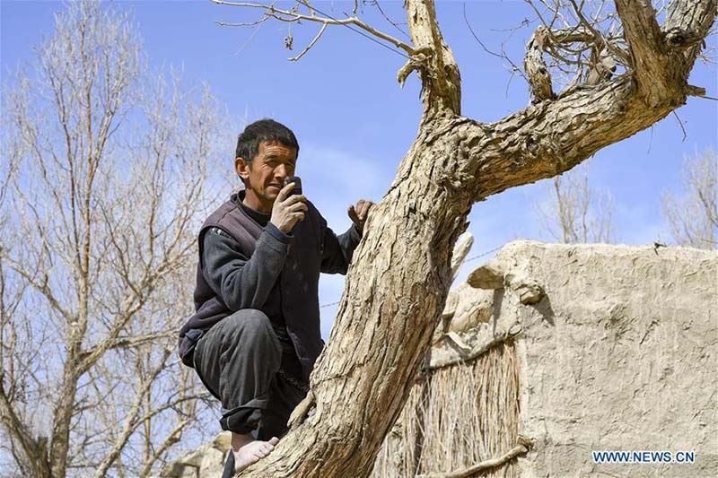 Xinjiang : des familles démunies déménagent dans leur nouvelle maison