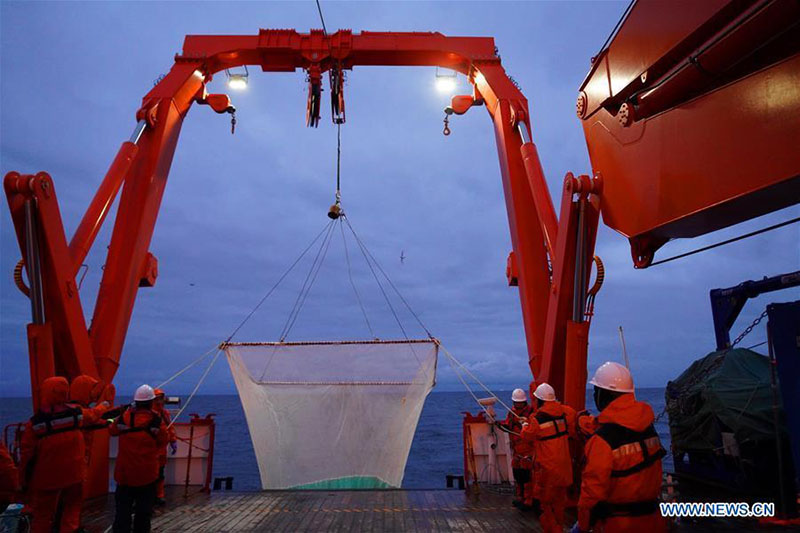 Les membres de l'expédition chinoise en Antarctique explorent la mer des Cosmonautes