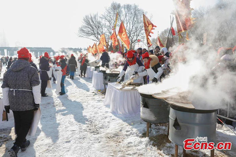 Harbin lance la collecte annuelle de glace pour les sculptures