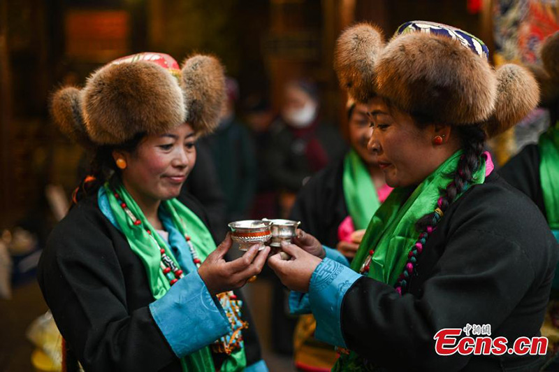 Tibet : les Tibétains célèbrent le Festival des Fées