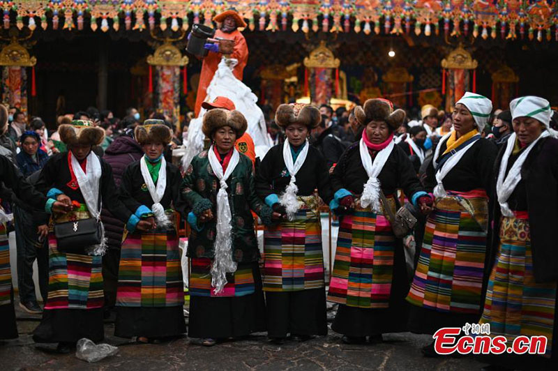 Tibet : les Tibétains célèbrent le Festival des Fées