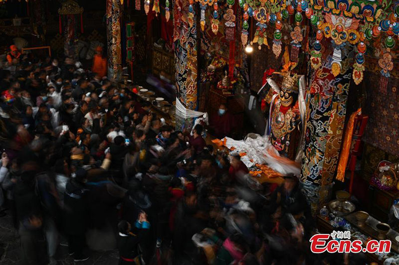 Tibet : les Tibétains célèbrent le Festival des Fées