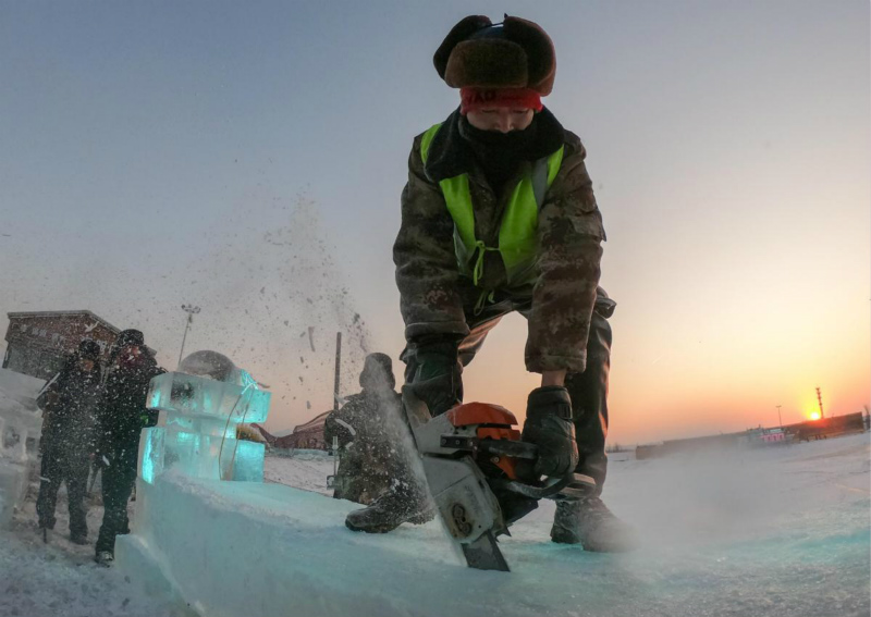 La construction d'une ville de glace à Harbin