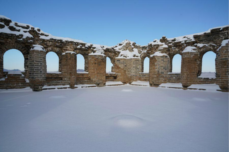 La Grande Muraille de Jinshanling recouverte par des chutes de neige