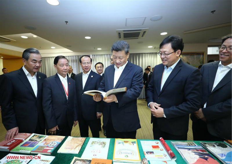 Le président chinois Xi Jinping visite un centre de services gouvernementaux et une école à Macao