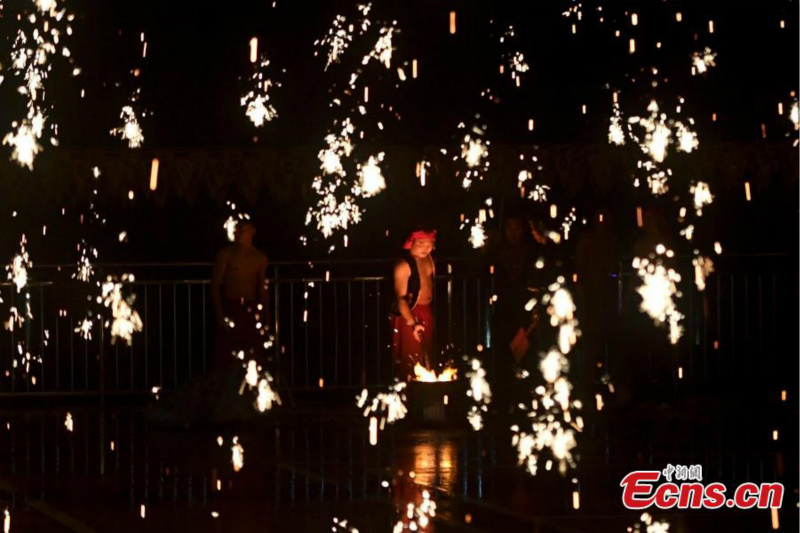 Le Festival classique des lanternes d'étincelles de fer fondu de Changsha