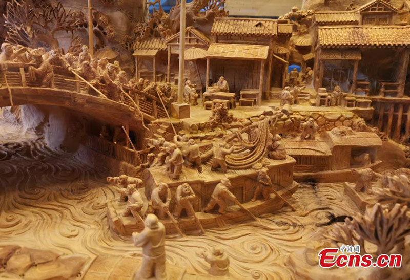 Une sculpture sur bois d'un ancien chefs-d'?uvre exposée à Chongqing