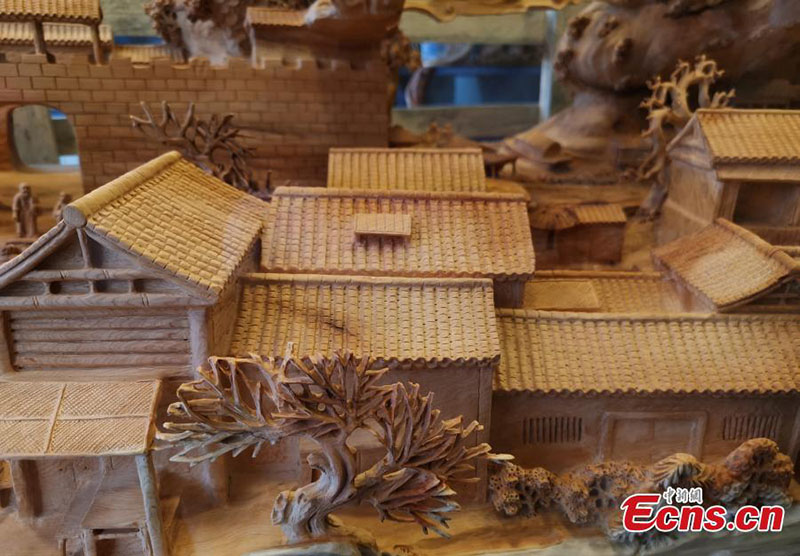 Une sculpture sur bois d'un ancien chefs-d'?uvre exposée à Chongqing