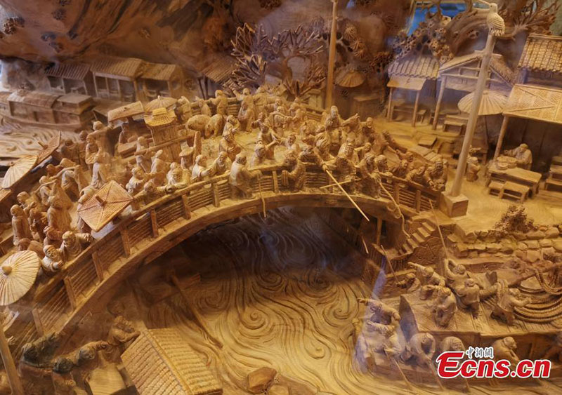 Une sculpture sur bois d'un ancien chefs-d'?uvre exposée à Chongqing