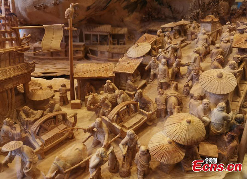 Une sculpture sur bois d'un ancien chefs-d'?uvre exposée à Chongqing