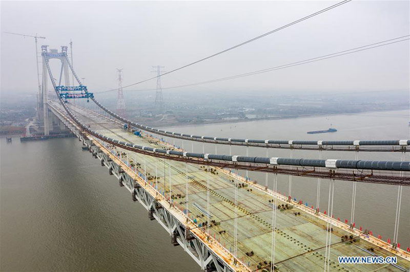 Achèvement du corps principal du premier pont suspendu autoroute-chemin de fer dans le Jiangsu