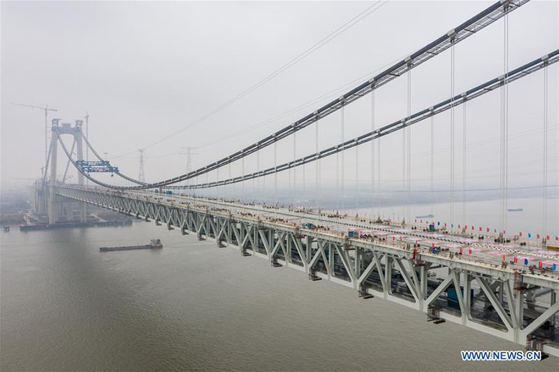 Achèvement du corps principal du premier pont suspendu autoroute-chemin de fer dans le Jiangsu