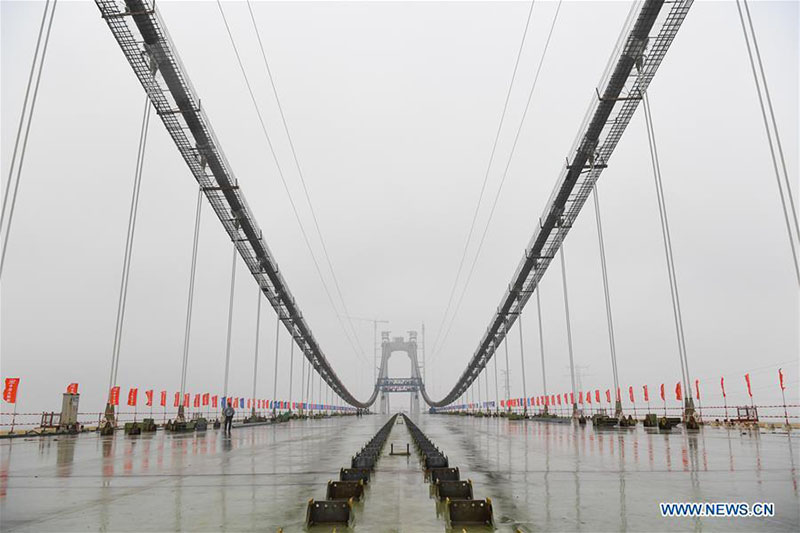 Achèvement du corps principal du premier pont suspendu autoroute-chemin de fer dans le Jiangsu