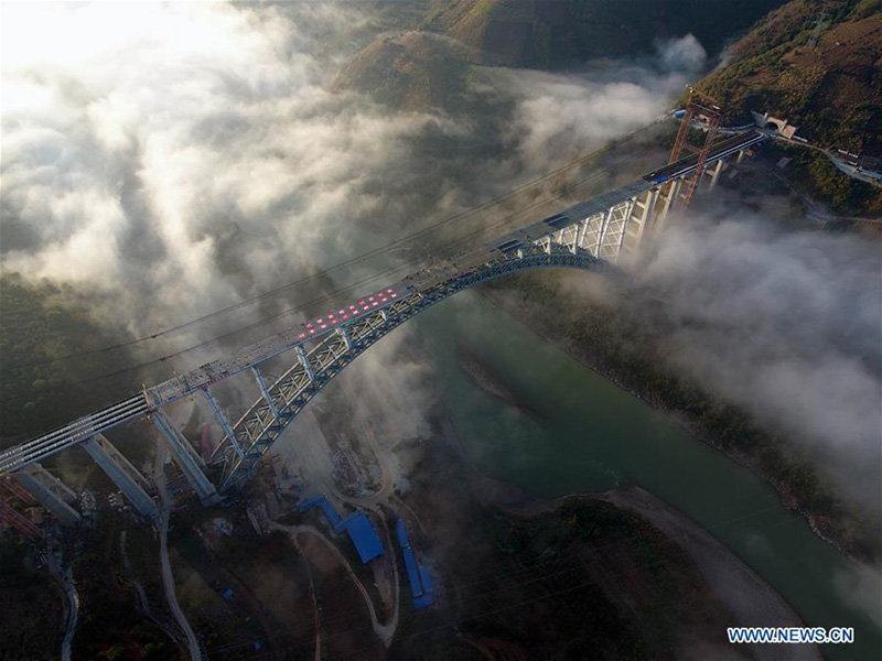 Le pont en arc sur la ligne ferroviaire Dali-Ruili en construction