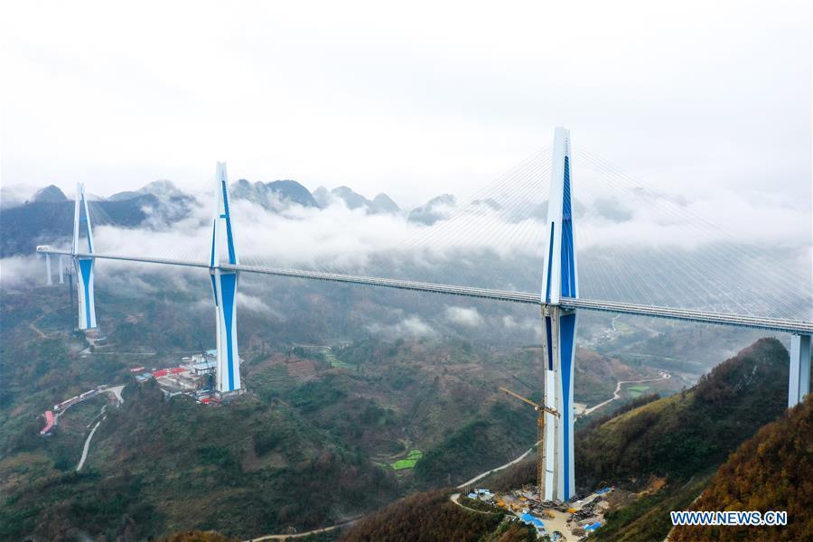 Ouverture à la circulation d'un méga-pont dans la province du Guizhou