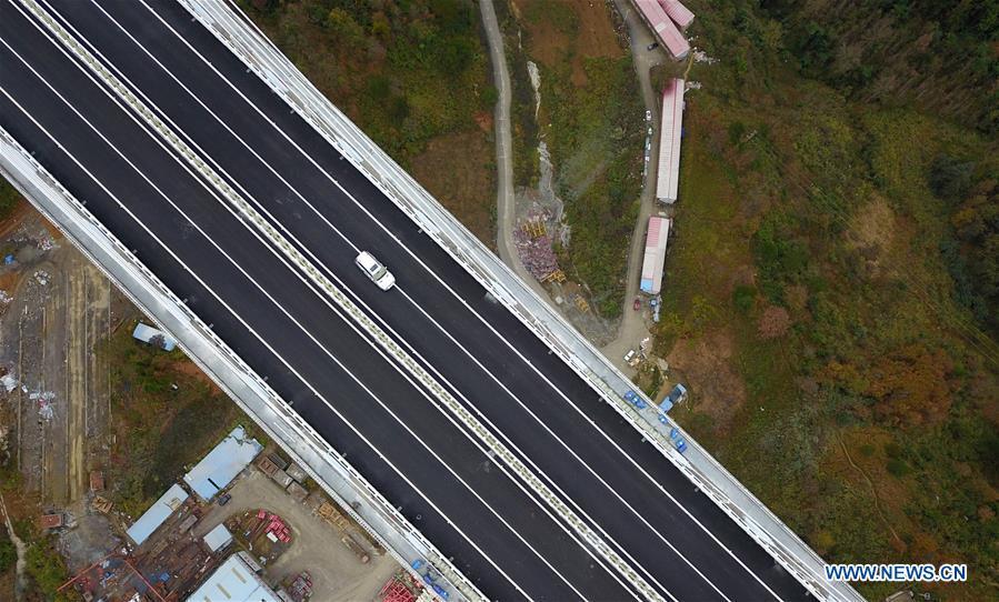 Ouverture à la circulation d'un méga-pont dans la province du Guizhou