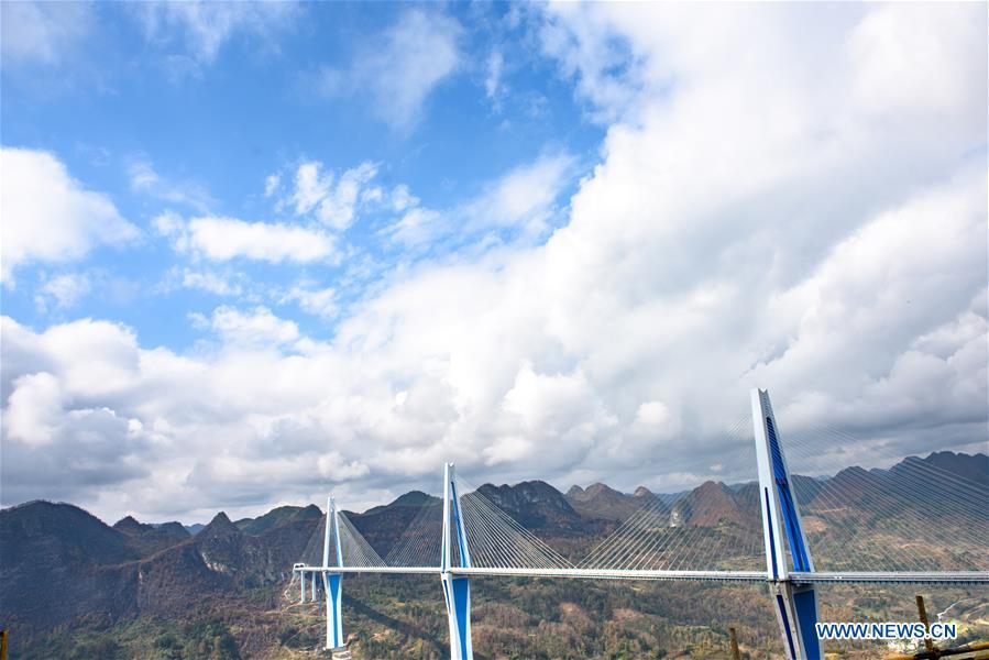 Ouverture à la circulation d'un méga-pont dans la province du Guizhou