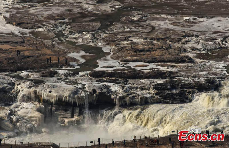 Shanxi : un ? pot de jade de cascade de glace ? se forme dans la cascade de Hukou