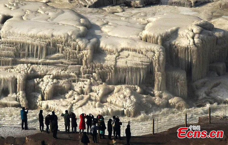 Shanxi : un ? pot de jade de cascade de glace ? se forme dans la cascade de Hukou