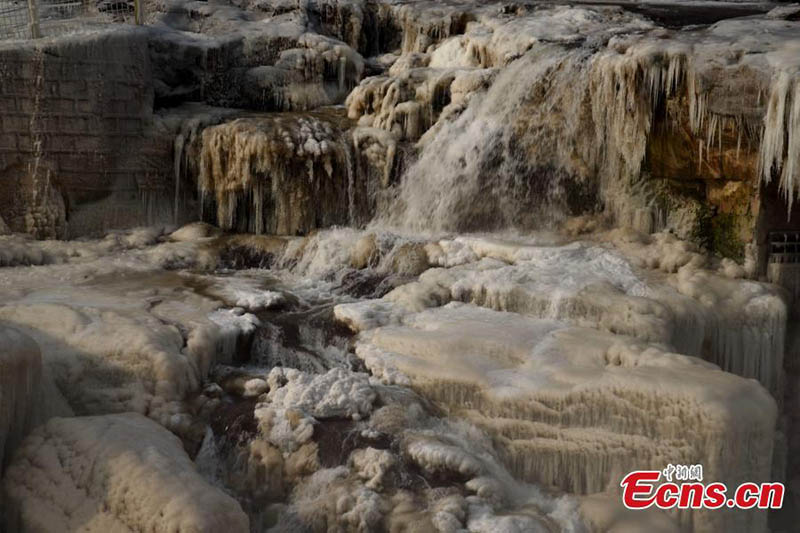 Shanxi : un ? pot de jade de cascade de glace ? se forme dans la cascade de Hukou