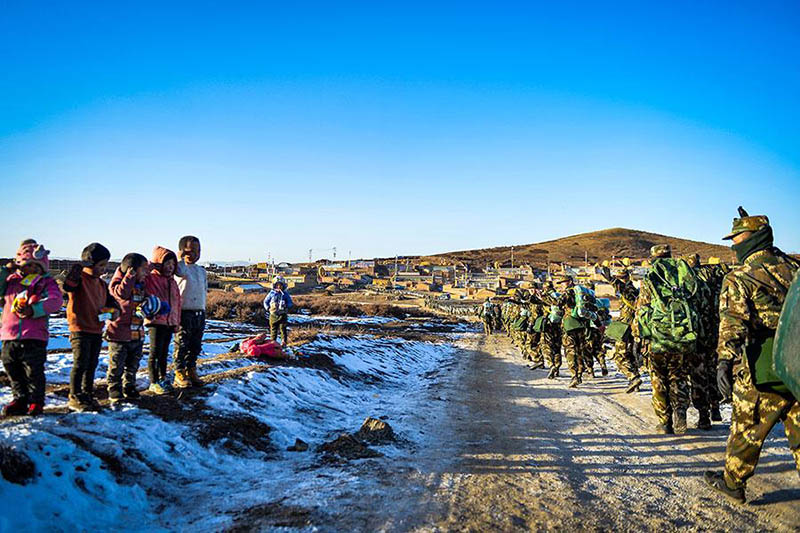 Les recrues de la génération 2000 s'entra?nent dans le froid dans le Gansu