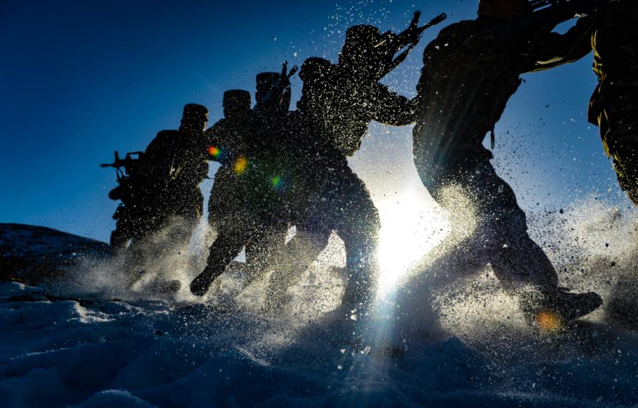 Les recrues de la génération 2000 s'entra?nent dans le froid dans le Gansu