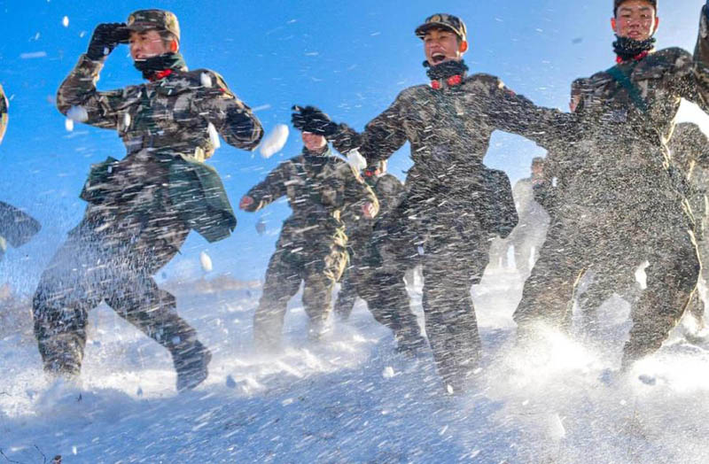 Les recrues de la génération 2000 s'entra?nent dans le froid dans le Gansu