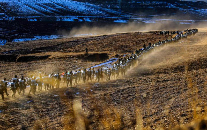 Les recrues de la génération 2000 s'entra?nent dans le froid dans le Gansu