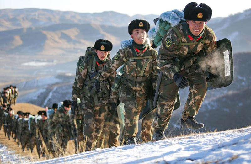 Les recrues de la génération 2000 s'entra?nent dans le froid dans le Gansu