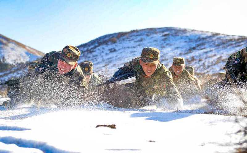 Les recrues de la génération 2000 s'entra?nent dans le froid dans le Gansu