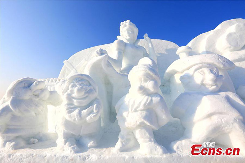 Des sculptures de neige impressionnent les touristes dans le Nord-ouest de la Chine