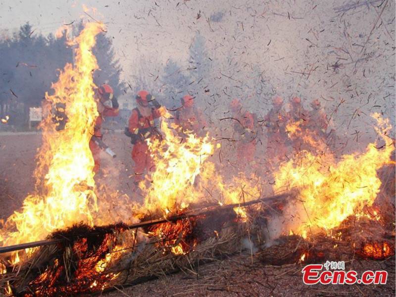 Une équipe forestière participe à un exercice contre l'incendie dans le nord-est de la Chine