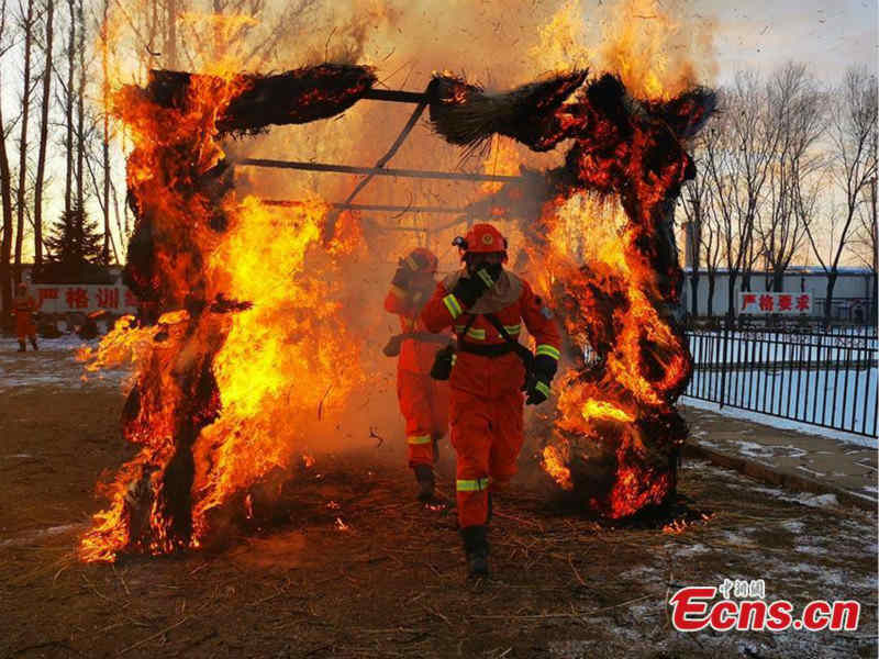 Une équipe forestière participe à un exercice contre l'incendie dans le nord-est de la Chine