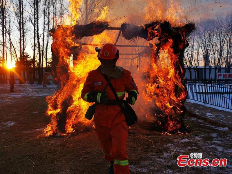 Une équipe forestière participe à un exercice contre l'incendie dans le nord-est de la Chine