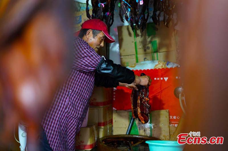 Hangzhou : le canard à la sauce soja épicée, un plat incontournable du menu du Nouvel An lunaire